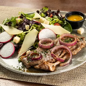 Salada com Bife Grelhado