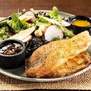 Salada com Tilápia Grelhada