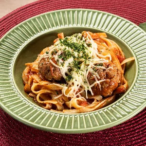 Fettuccine ao Molho Sugo com Almôndegas