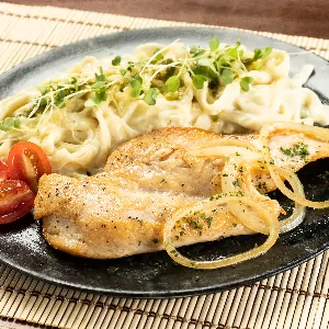 Fettuccine ao Molho Branco com Filé de Frango Grelhado